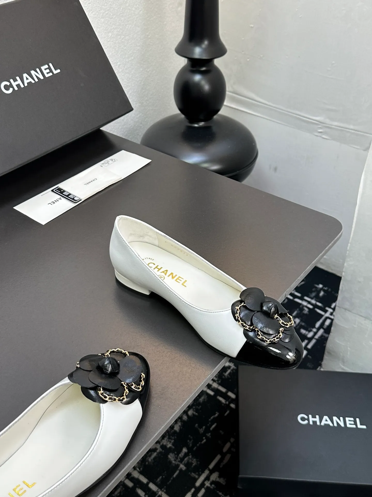 👟👟Ex-factory price 600👟👟 CHANEL｜Chanel Chanel 25C early spring new product Camellia series flat shoes This season’s Camellia series is really beautiful😍 Grandma Xiang’s family has always had the elegant and ladylike temperament, full of high-end sense! It’s very nice on the feet~ Whether worn barefoot or paired with skirts or trousers, it’s very versatile! Incomparably beautiful! Extraordinarily fairy 🧚 Overwhelmingly girly‼ ️ The upper is made of imported lambskin, the lining is made of mixed sheepskin, and the Italian A-grade leather outsole Size: 35-39 (40/41 customized)